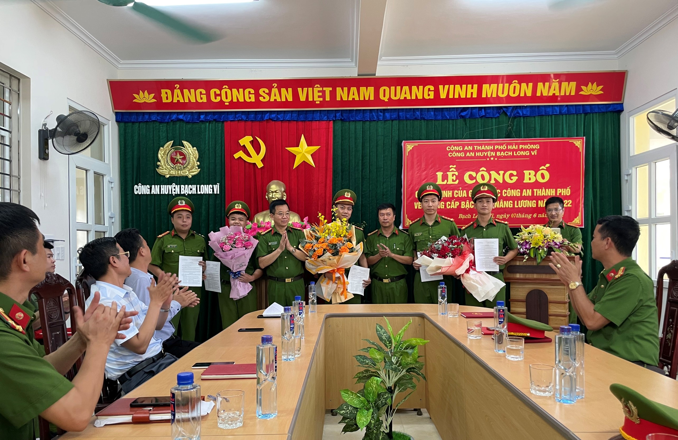 Công an huyện Bạch Long Vĩ: Tổ chức Công bố quyết định thăng cấp bậc hàm, nâng bậc lương năm 2022